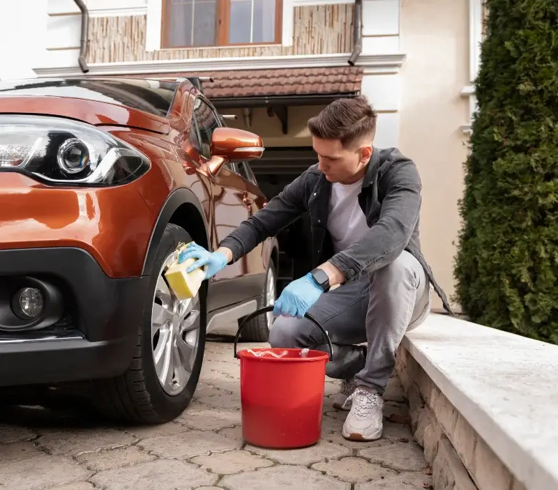 Lavage auto à domicile Labécède-Lauragais : professionnel intervenant sur un véhicule